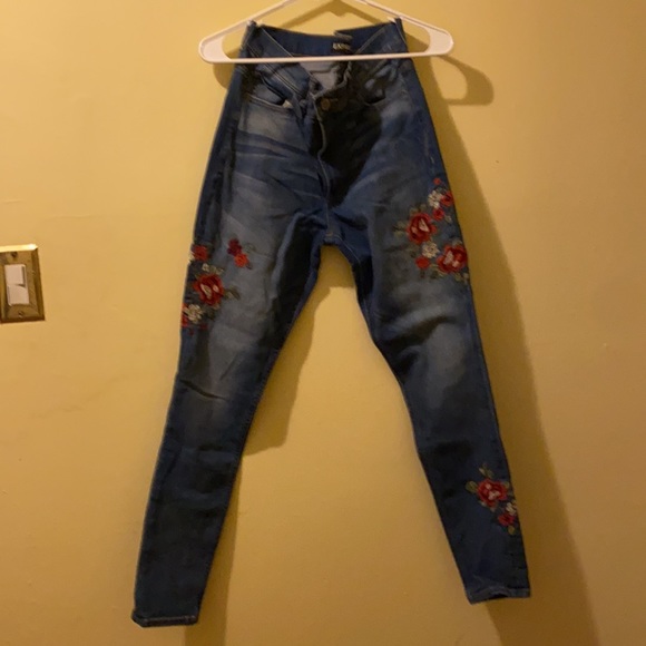 Express Jeans with Embroidered Flowers - Picture 3 of 6